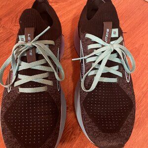 WOMENS BROOKS ATHLETIC SHOES